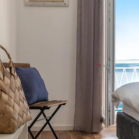 Kuca Za Odmor - By The Sea Guest house 3*